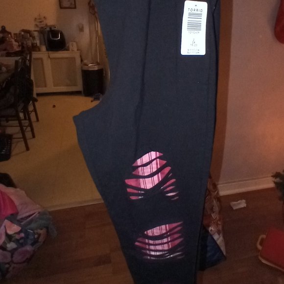 NWT size 2 Torrid Black Leggings w red plaid rips 2x 18/20 - Picture 1 of 2